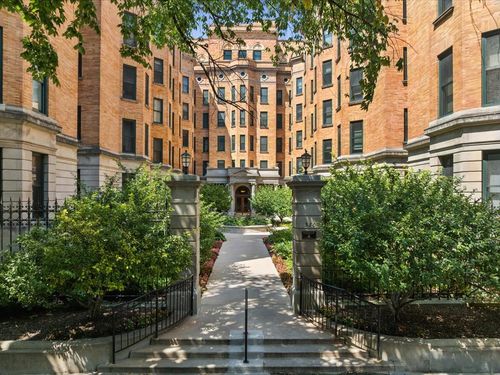 104-550 Surf St, Chicago, IL, 60657-6054 | Card Image