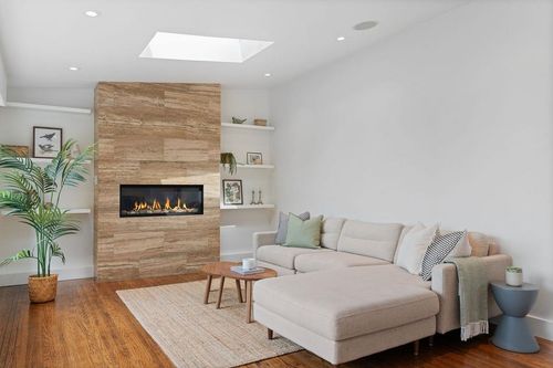 727 Crystal Crt, North Vancouver, BC, V7R2B6 | Card Image