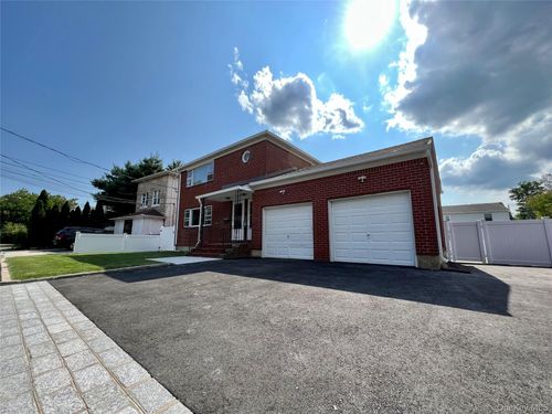 10 Dougherty St, Glen Cove, NY, 11542-4068 | Card Image