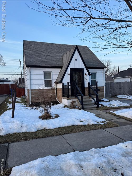 7535 Meadow Ave, Warren, MI, 48091-3021 | Card Image