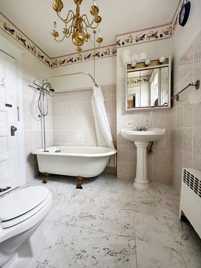Upstairs main bath.jpg | Image 16