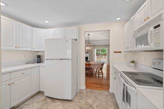E - 4 Strawberry Ln, Condo with 2 bedrooms, 3 bathrooms and 1 parking in Hudson MA | Image 9