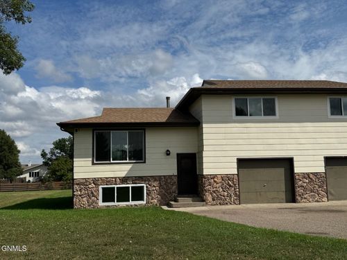 3734 W Regent Dr, Bismarck, ND, 58504-7516 | Card Image