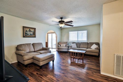 712 Wilkinson Dr, Moore, OK, 73160-6826 | Card Image