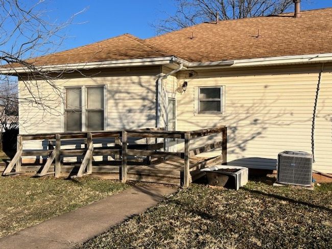 2711 Avenue V, House other with 3 bedrooms, 2 bathrooms and 3 parking in Snyder TX | Image 7