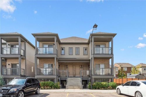 39-205 W Oak Trail, Kitchener, ON, N2R0R9 | Card Image
