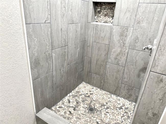 UNIT B FULL BATHROOM | Image 22