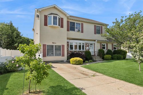 15 Willard Ave, Farmingdale, NY, 11735-5116 | Card Image