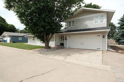86 8th St Ne, Sioux Center, IA, 51250-2017 | Card Image