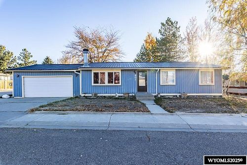 902 Valley St, Rock Springs, WY, 82901-4735 | Card Image