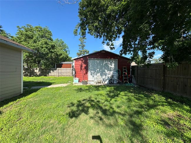 204 Galveston Avenue, House other with 3 bedrooms, 2 bathrooms and null parking in Anahuac TX | Image 7