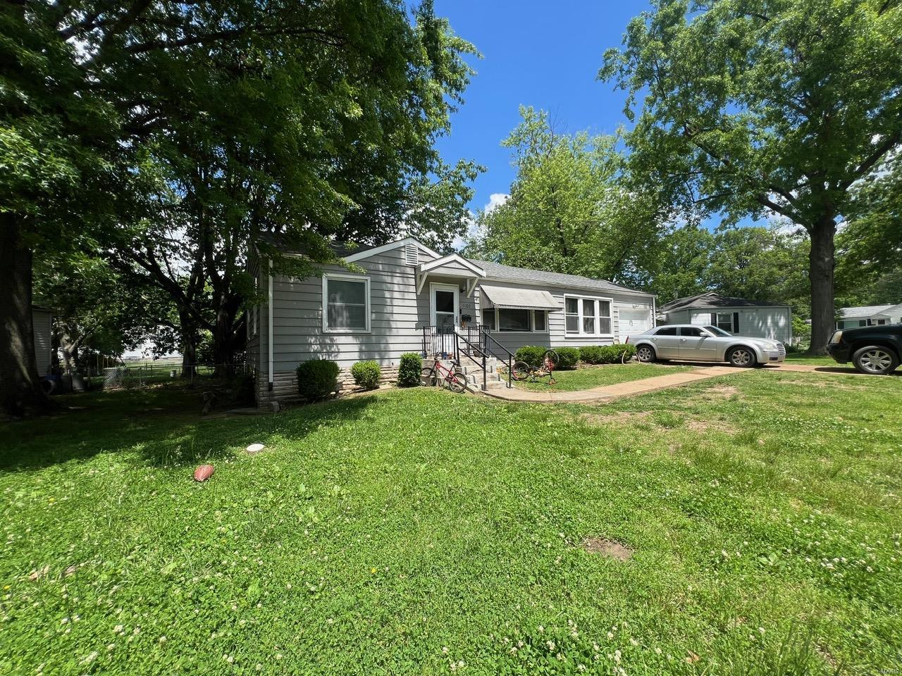 Grenshaw Dr, Saint Louis, MO 63137