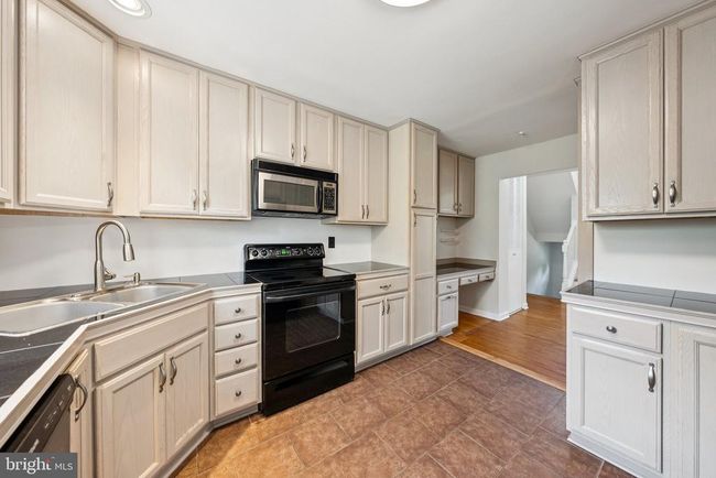 7504 Bland Dr, Townhouse with 3 bedrooms, 3 bathrooms and null parking in MANASSAS VA | Image 7