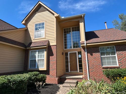 2403 Sandlewood Dr, White Lake, MI, 48383-3933 | Card Image