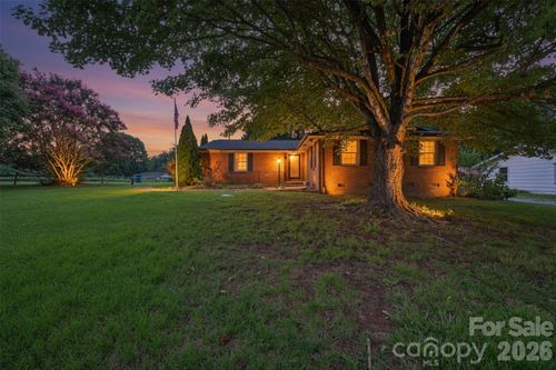 2111 24th St Ne, Hickory, NC, 28601-7508 | Card Image