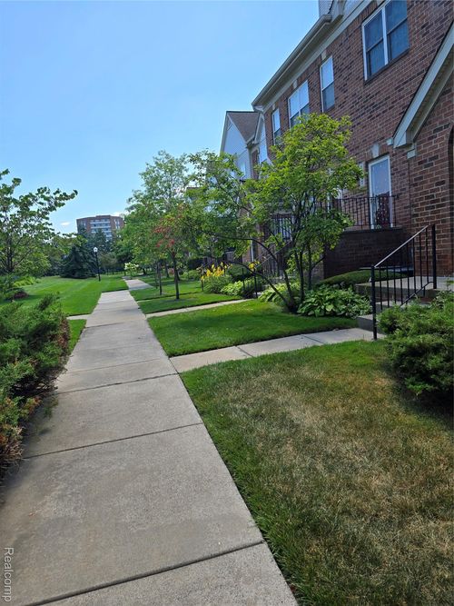 25-1655 Campau Farms Cir, Detroit, MI, 48207-5158 | Card Image