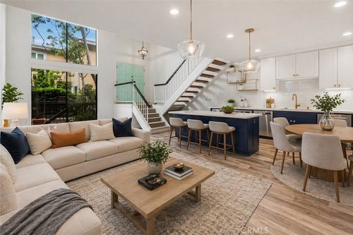 984 Granville Ave, Los Angeles, CA, 90049-5411 | Card Image