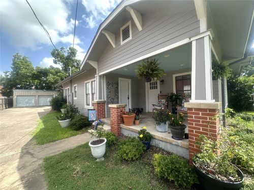 129 E Crockett St, La Grange, TX, 78945-2630 | Card Image