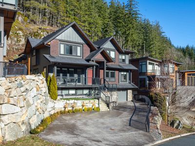 38544 Sky Pilot Dr, House other with 6 bedrooms, 5 bathrooms and 6 parking in Squamish BC | Image 1