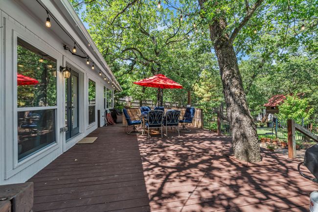Large deck for entertaining | Image 33