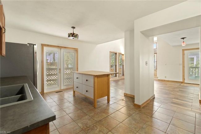 2568 Shore Dr, House attached with 3 bedrooms, 2 bathrooms and null parking in Virginia Beach VA | Image 6