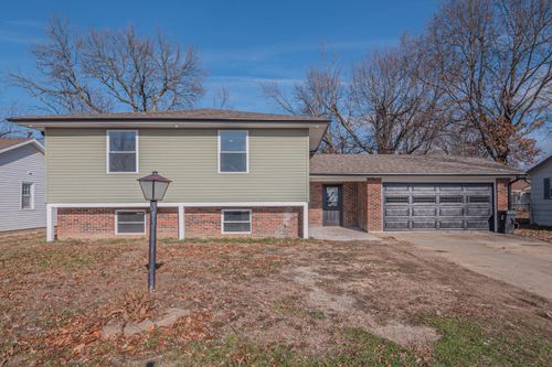  Meadowbrook Cir, MOBERLY, MO, 65270-3520 | Card Image