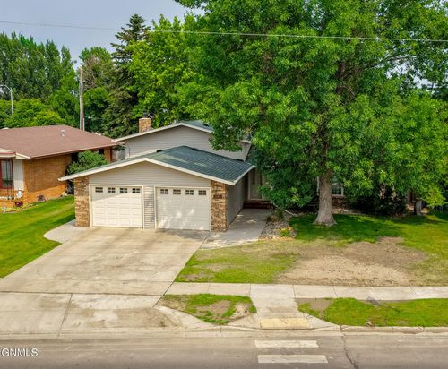 1106 18th St W, Williston, ND, 58801-3851 | Card Image