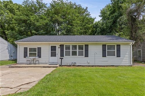 2414 Pursell Rd, Gladstone, MO, 64118-5646 | Card Image