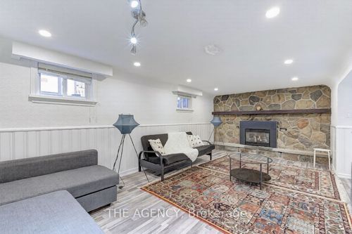 1-82 Harrison Dr, Newmarket, ON, L3Y4P4 | Card Image