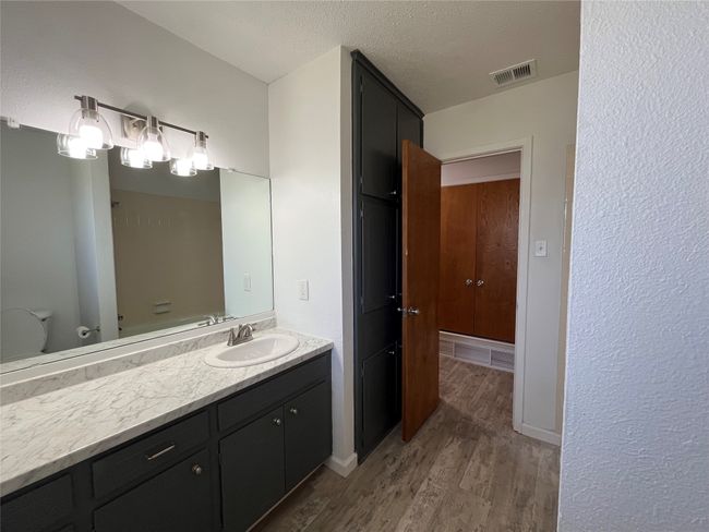 Hall Bathroom | Image 11