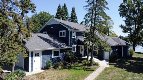 8806 Charbane Ave, White Lake, MI, 48386-4014 | Card Image