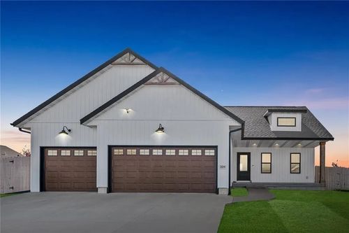 1104 E 16th St, Vinton, IA, 52349-2703 | Card Image