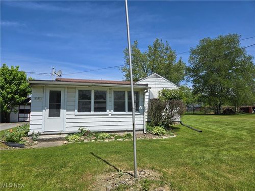 8153 Lindberg St, Masury, OH, 44438-1223 | Card Image