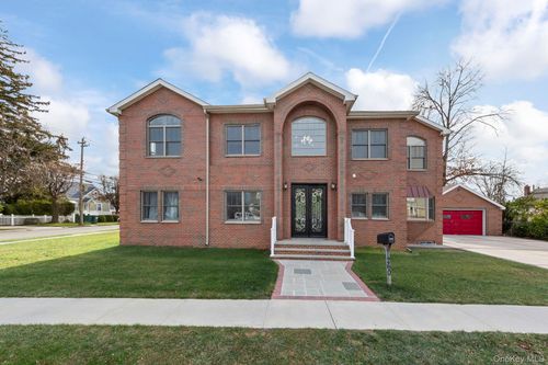 1260 Warwick St, Uniondale, NY, 11553-1418 | Card Image