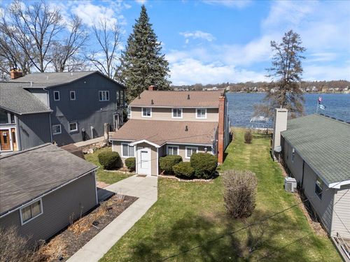 4500 Island Park Dr, Waterford Twp, MI, 48329-1922 | Card Image