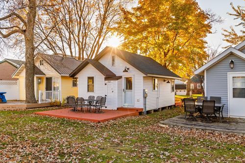 1727 E Lake St, Osakis, MN, 56360-8298 | Card Image