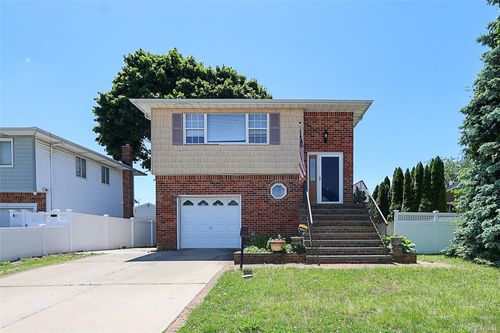4 Patricia Court, Oyster Bay, NY, 11714 | Card Image