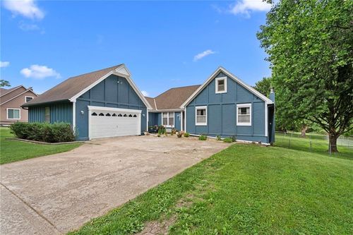8921 Boten Rd, Lees Summit, MO, 64064-2626 | Card Image