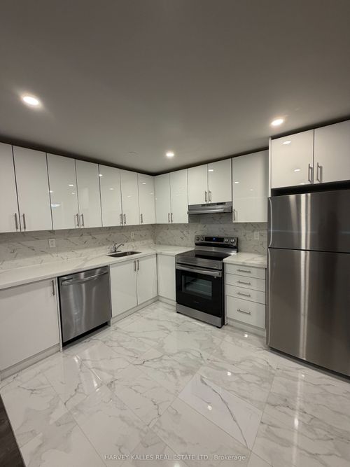 101-180 Vaughan Road, York, ON, M6C2M3 | Card Image