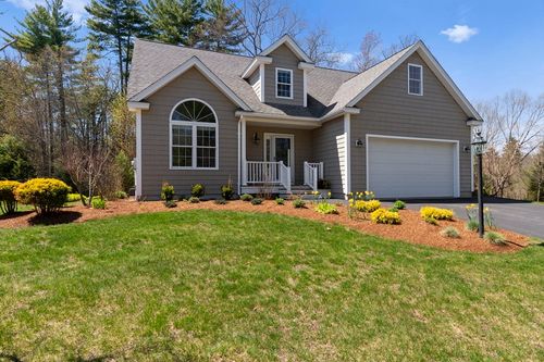 28-28 Greenvale Dr, Stratham, NH, 03885-6536 | Card Image
