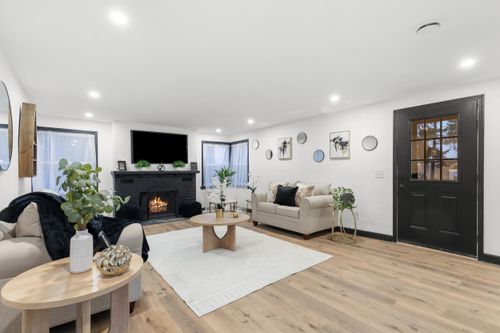 1568813 Pilgrim Rd, Menomonee Falls, WI, 53051-3184 | Card Image