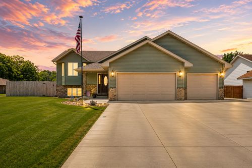 895 Lee St Ne, Owatonna, MN, 55060-6242 | Card Image