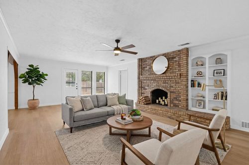 213 Gregory Dr, Desoto, TX, 75115-6219 | Card Image