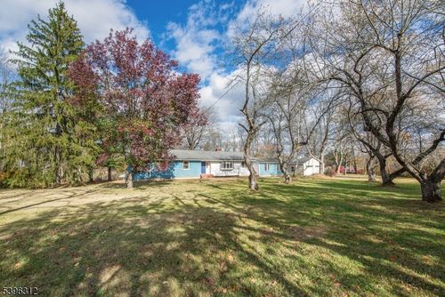 4 Schoolhouse Ln, Chester, NJ, 07930-3205 | Card Image