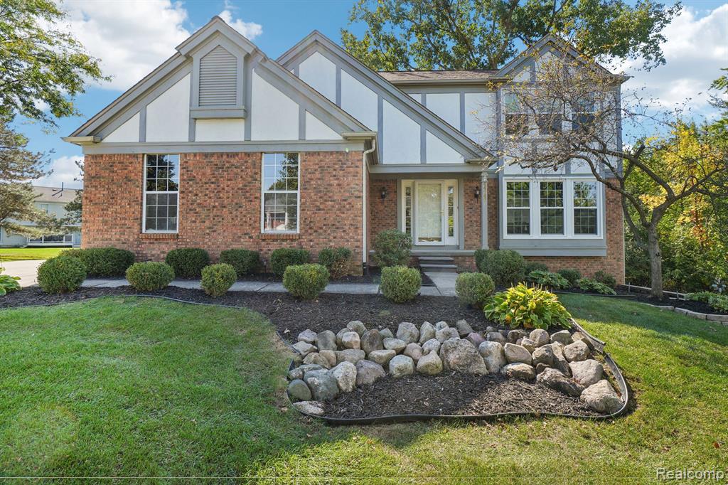 Mansfield Dr, Novi, MI 48375