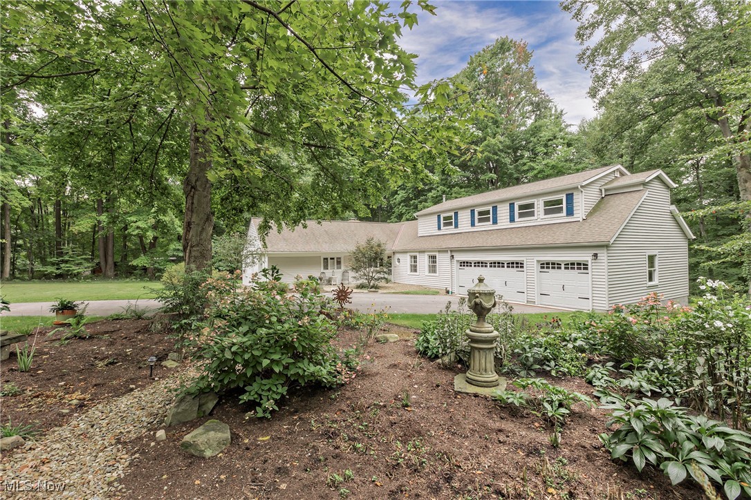 Country Ln, Chagrin Falls, OH 44023