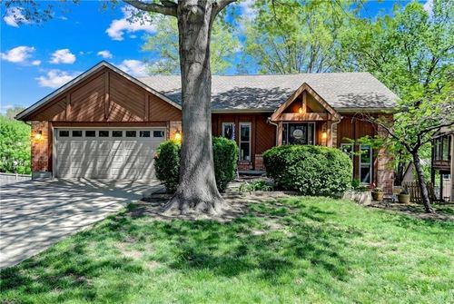 6513 Cottonwood Dr, Shawnee, KS, 66216-2204 | Card Image