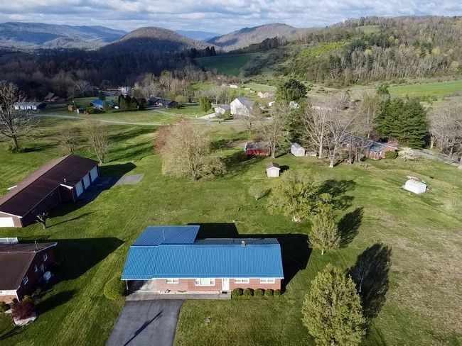 186 Summit Dr, Home with 3 bedrooms, 2 bathrooms and null parking in Peterstown WV | Image 5