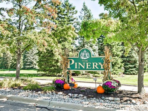 592 Snowbird Cir E, Saint Clair, MI, 48079-5582 | Card Image