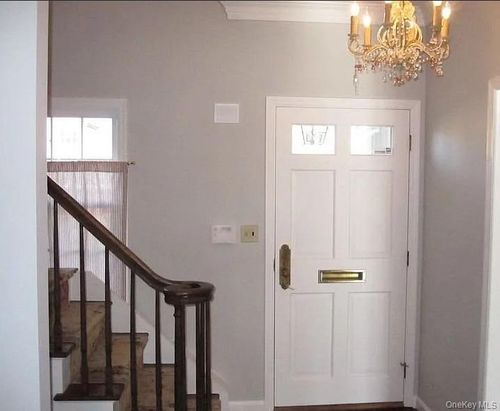 10 Duke Of Gloucester, Manhasset, NY, 11030-3210 | Card Image